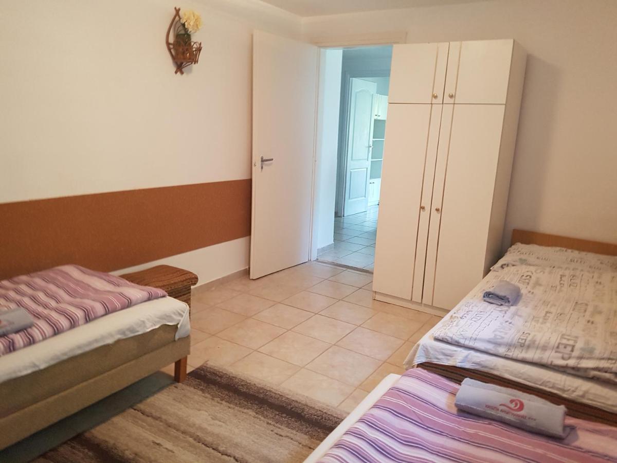 Kriszta Apartmanhaz Apartment Balatonlelle Exterior photo